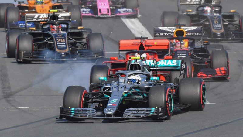 Botass jau startā apsteidz Hamiltonu, F1 sezona sākas ar "Mercedes" dubultuzvaru