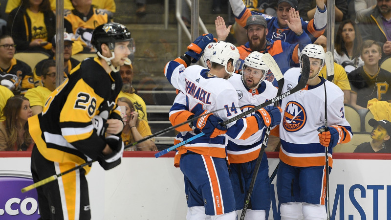 "Islanders" paņem slotu un aizslauka bez Bļugera spēlējošo "Penguins"