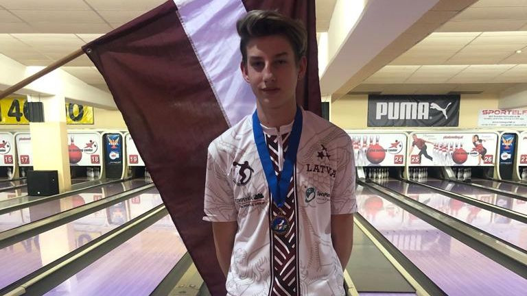 Boulingists Hudjakovs izcīna bronzu Eiropas jaunatnes čempionātā