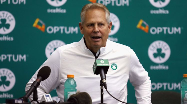 "Celtics" prezidentu Eindžu izbraukumā Milvoki ķēra sirdstrieka