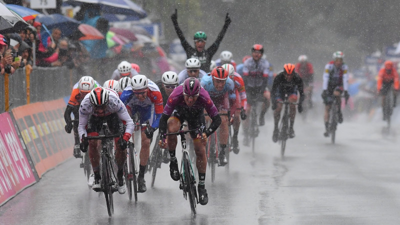 "Giro d'Italia" uzvar izmirkušais Akermans, Neilands finišē peletonā