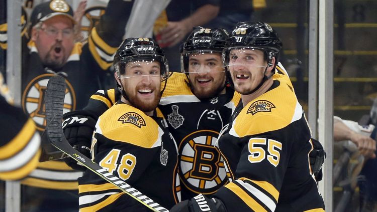 Bostona atspēlējas un izcīna uzvaru pirmajā spēlē NHL finālsērijā