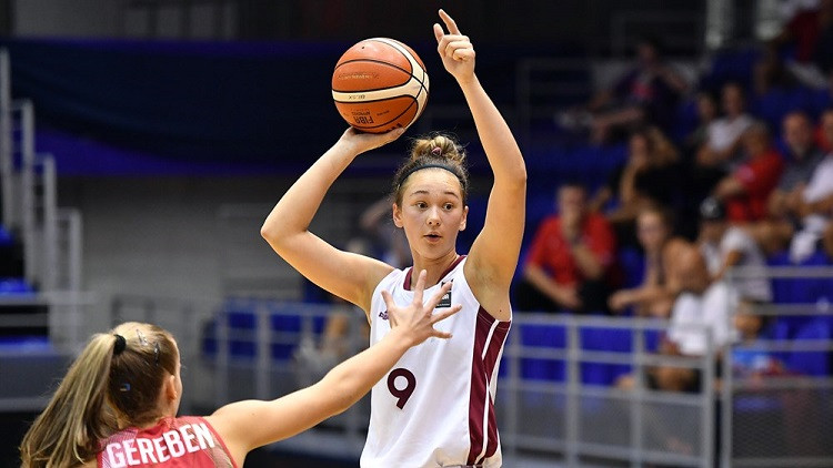 Rozentāle koķetē ar "double-double", U20 jaunietes pārliecinoši revanšējas Lietuvai