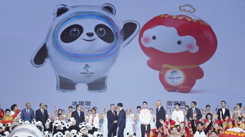 Pekinas ziemas olimpisko spēļu talismani: panda un bērns-lukturītis