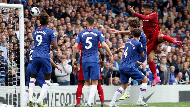 "Liverpool" divreiz rezultatīvi izspēlē standartus un uzvar "Chelsea"