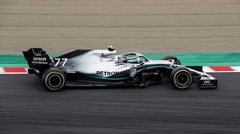 Botass un Hamiltons sekundi ātrāki par "Ferrari" pilotiem pirmajā treniņā