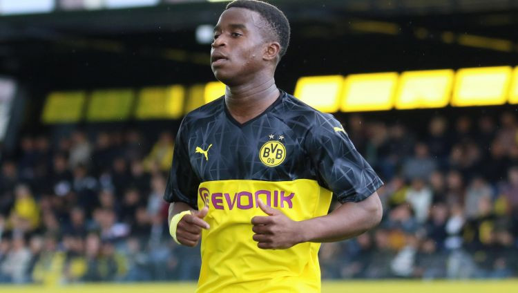 Dortmundes brīnumbērns Mukoko kļūst par jaunāko vārtu guvēju UEFA Jaunatnes līgā