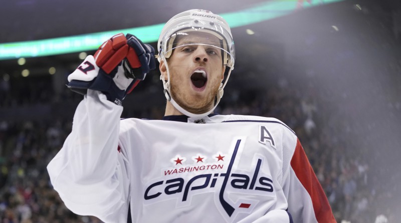 "Capitals" aizsargs un trešais rezultatīvākais NHL spēlētājs Kārlsons atzīts par oktobra zvaigzni