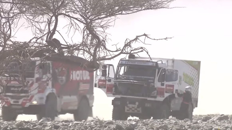 Video: Dakaras rallijā akmeņi nežēlo pat smago spēkratu riepas
