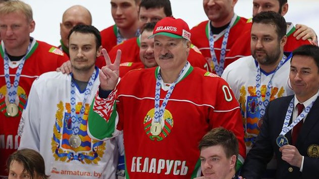 Lukašenko nav nodevis koronavīrusa testu, atšķirībā no komandas biedriem