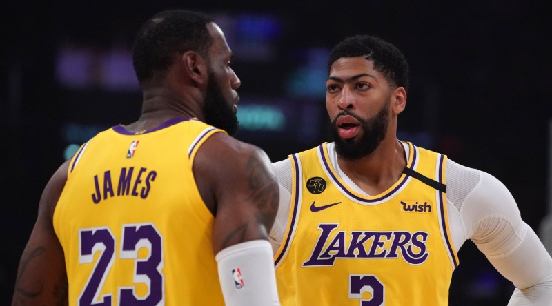 "Lakers" basketbolisti bijuši pārsteigti, ka Deiviss devis norādījumus Džeimsam
