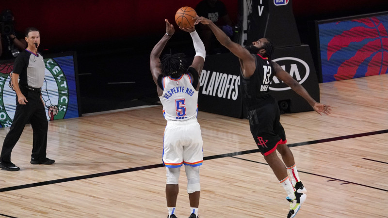 NBA trilleri: Hārdens bloķē izšķirošo metienu, Adetokunbo pārkāpums maksā spēli