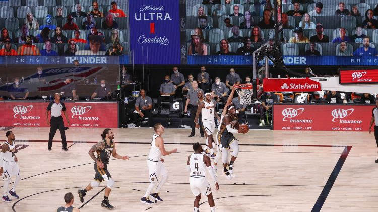 "Sēdēt" NBA burbuļa tribīnēs - virtuālā fana sajūtas un pieredze