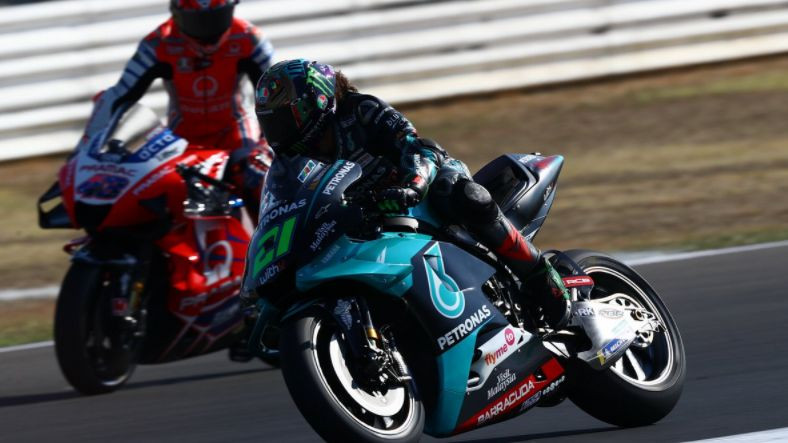 Morbidelli izcīna pirmo "MotoGP" uzvaru, Rosi zaudē pjedestālu