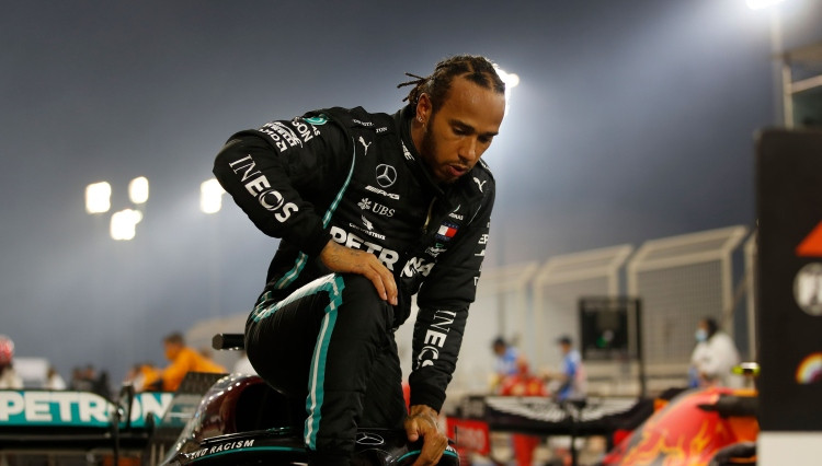 Pēc Grožāna avārijas atsāktajās sacensībās uzvaru Bahreinā izcīna Hamiltons
