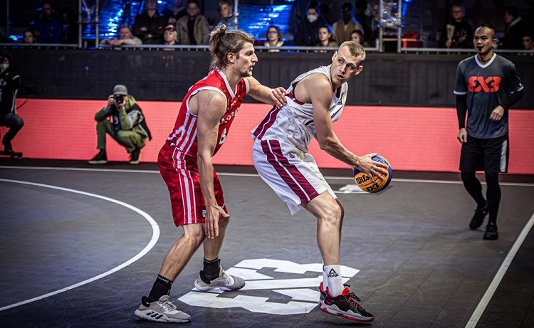 Latvijas 3x3 basketbolisti olimpisko atlasi sāk ar pārliecinošu uzvaru pār Austriju