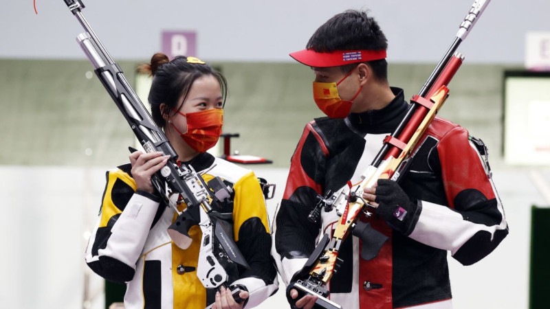 Ķīnas jauktās stafetes komanda triumfē arī šaušanā ar pneimatisko šauteni