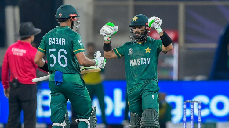 Bābars un Rizvans kriketa klasikā nodrošina Pakistānai vēsturisku uzvaru pār Indiju