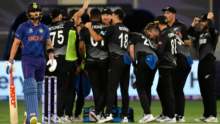 Indijas kriketisti zaudē Jaunzēlandei un var cerēt tikai uz brīnumu