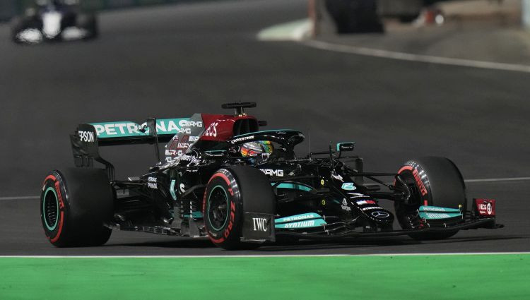 Hamiltons pēdējā lidojošajā aplī izcīna sezonas piekto pole position