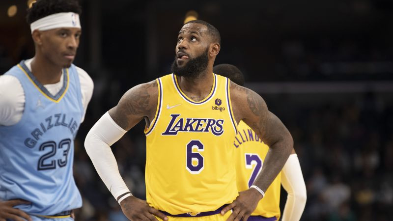 Lebrona simtais triple-double neglābj "Lakers" no zaudējuma Memfisā