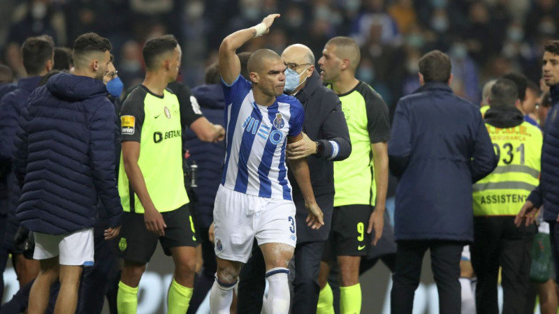 "Porto" un "Sporting" derbijs beidzas ar masveida grūstīšanos un četrām sarkanajām