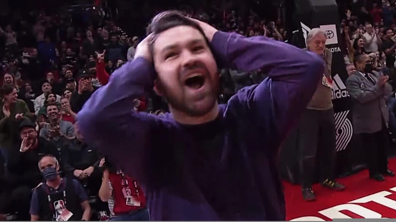 Video: ''Blazers'' fans realizē neticamu golfa sitienu un saņem 50 000 ASV dolāru