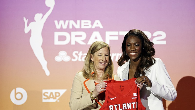 Gulbes un Strautmanes kolēģes tiek izvēlētas WNBA draftā