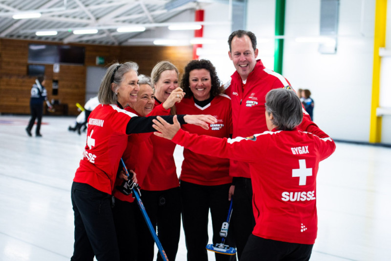 Šveices un Kanādas senioru kērlingisti kļūst par pasaules čempioniem, Latvijai 8. un 13.vieta