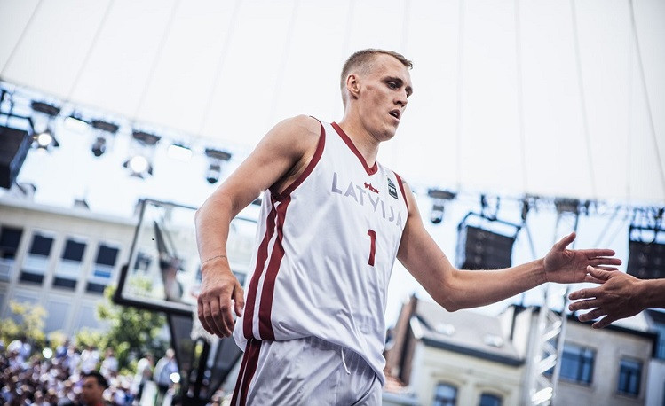 Latvijas 3x3 basketbola izlase izlaiž pārsvaru un piekāpjas Nīderlandei