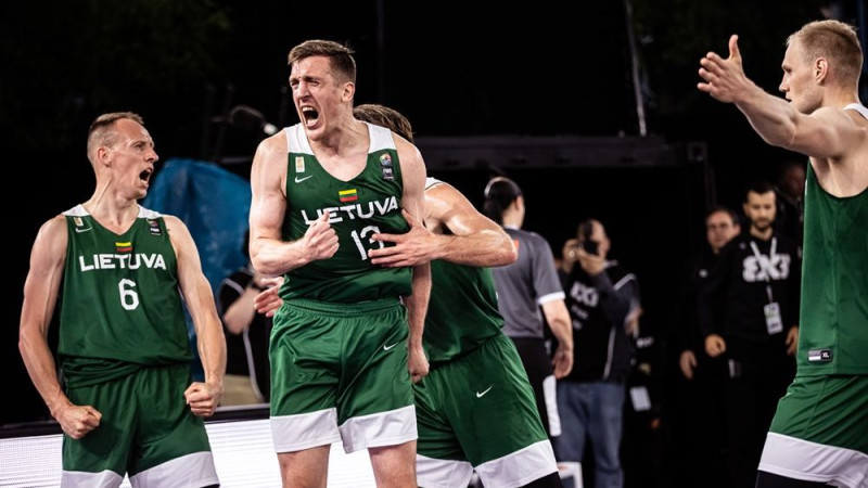 Lietuvas 3x3 basketbolisti dramatiski tiek finālā, dāmas spēles par trešo vietu