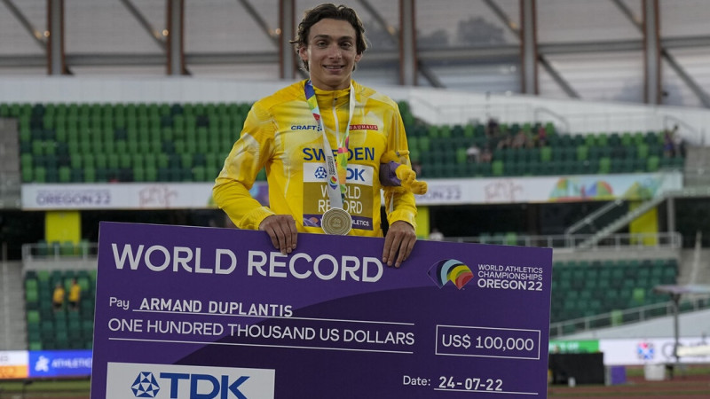 Duplentiss kārtslēkšanā un Amusana barjersprintā uzstāda pasaules rekordus