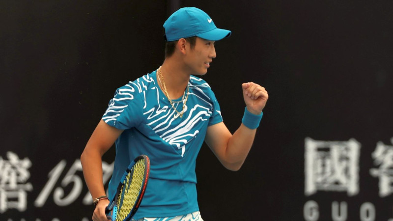 Nadals sekmīgi sāk titula aizstāvēšanu, 17-gadīgam ķīnietim vēsturiska uzvara