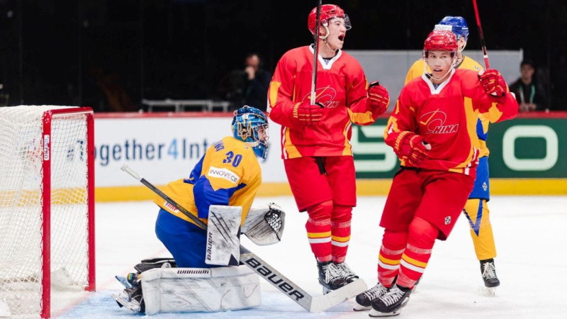 Ķīna ⅠB divīzijā Tallinā pieveic Ukrainu, 47 gadus vecam AAE hokejistam hat-trick