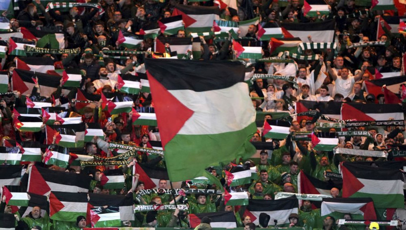 Glāzgovas "Celtic" saņem naudas sodu par fanu izkārtajiem palestīniešu karogiem ČL laikā