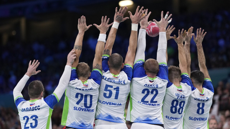 Slovēnijas handbolam pirmais olimpiskais četrinieks, dāņi turpina pusfinālu virkni