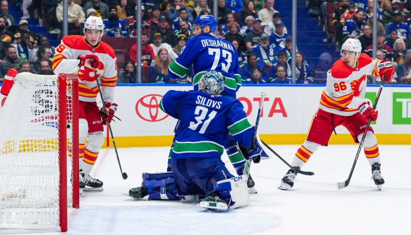 Šilova un Bļugera "Canucks" izlaiž trīs vārtu pārsvaru un piekāpjas "Flames"