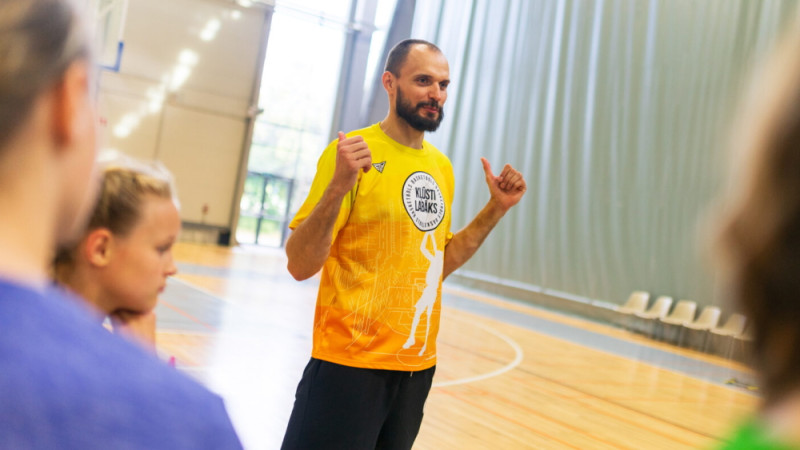 "Kļūsti Labāks" basketbola treniņi jauniešiem norisināsies visas vasaras garumā
