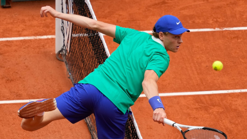Sinners sagrauj vienaudzi un ietraucas "French Open" 1/8 finālā