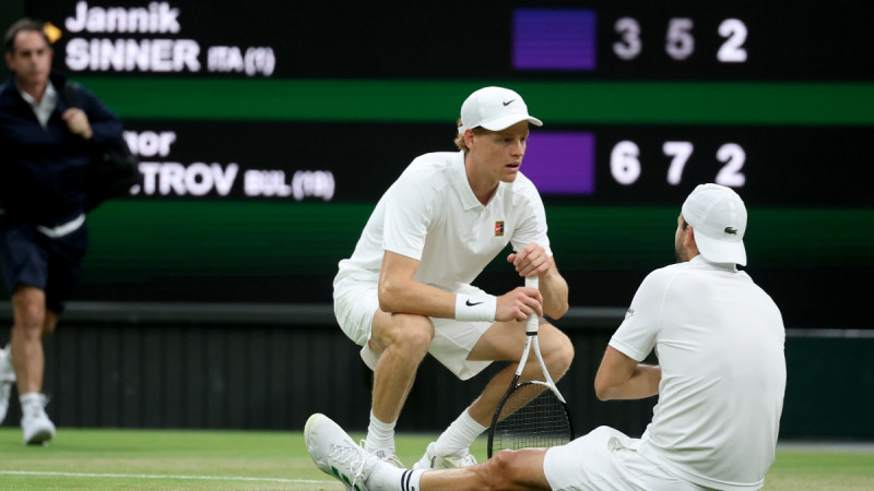 1/8 finālā Sinners zaudē pirmajos divos setos, taču oponents gūst savainojumu