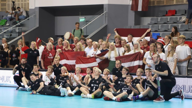 Latvijas U16 volejbolisti pārspēj grieķus un turpina tīkot pēc EČ pusfināla