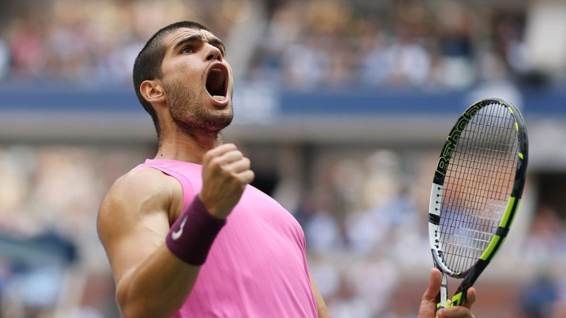 Frics uzvar grūtā cīņā, arī Alkarass iekļūst Tokijas "ATP 500" pusfinālā