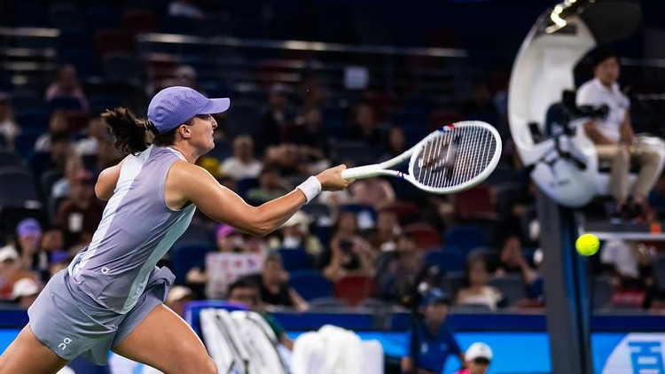 Švjonteka pirmoreiz iekļūst Uhaņas "WTA 1000" ceturtdaļfinālā, arī Gofa tiek tālāk