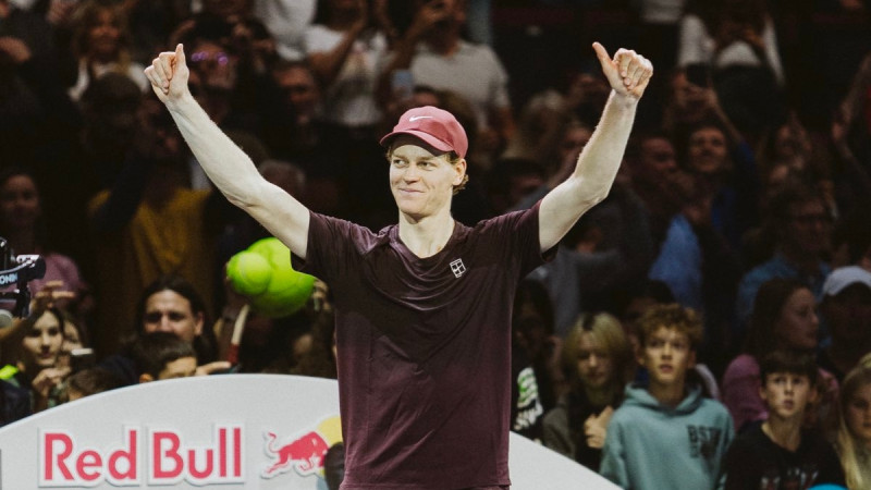 Sinners apspēlē Zverevu, izcīnot otro uzvaru ATP finālturnīrā