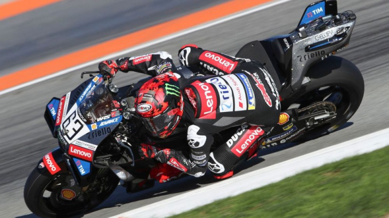 "MotoGP" testi noslēdzas ar "Aprilia" pārspēku, Banjajam parādās cerība