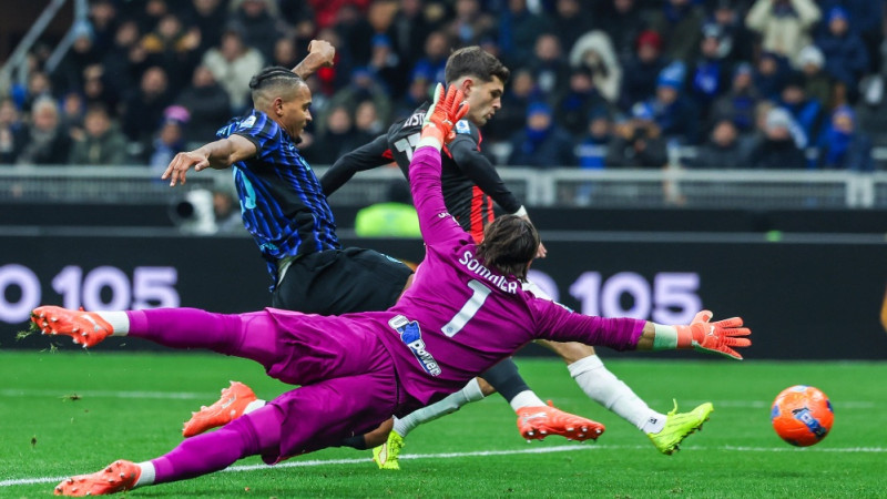 Milānas derbijā Pulisika vārti un atvairīta pendele, A sērijas vadībā romieši