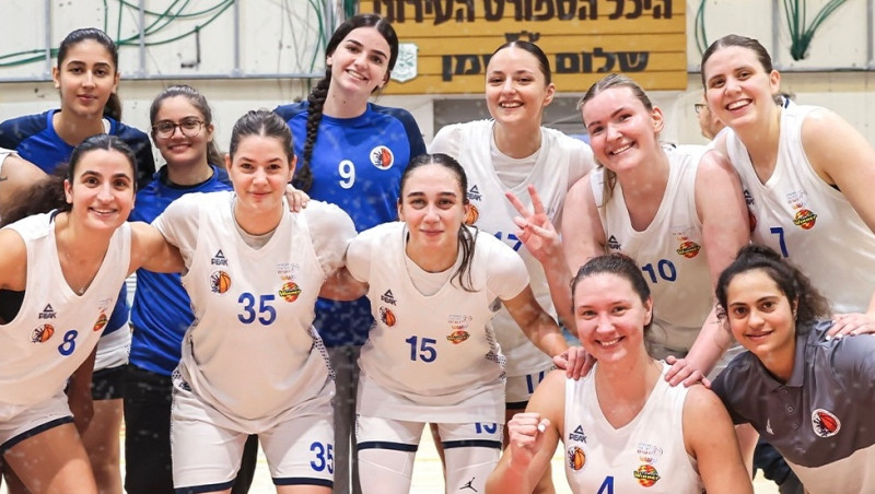 Paulai Strautmanei astotā uzvara pēc kārtas, Esterei Petrus pieci tālmetieni