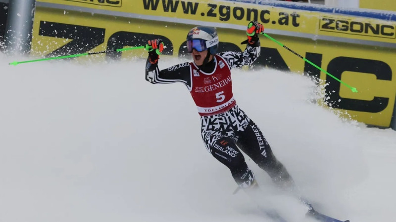 Jaunzēlandiete Robinsone uzvar otrajā milzu slalomā pēc kārtas