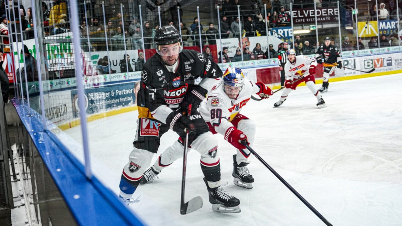 Roberts Bukarts pēc ilgstošas klusēšanas saber 2+2