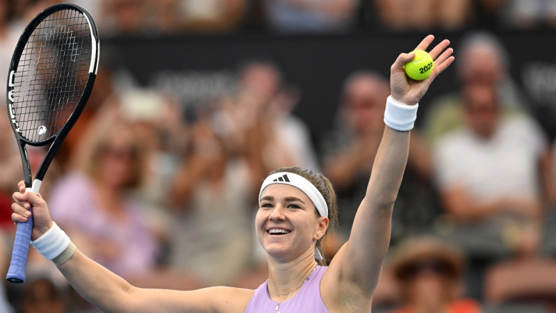 Muhova aptur WTA finālturnīra čempioni Ribakinu